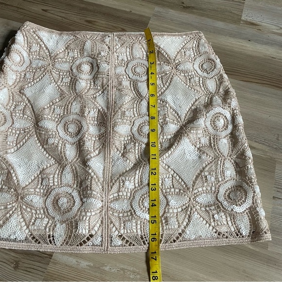 Express NEW sequined mini skirt Champagne Cream Side zip Lace Overlay Size 10 - Picture 10 of 11